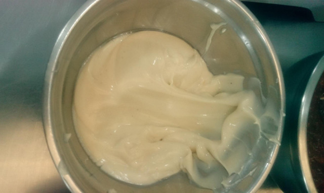 filled cream by the semi auto pneumatic liquid sauce filler.