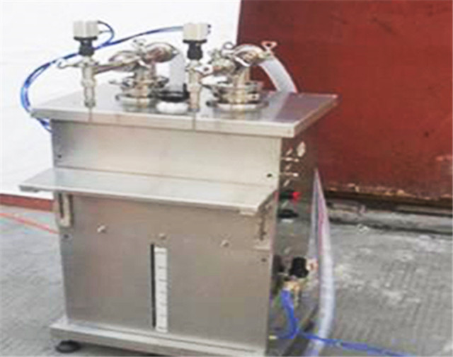 semi-auto Vertical filling machine with 2 heads dual head piston filler for liquid with pneumatic controlling system