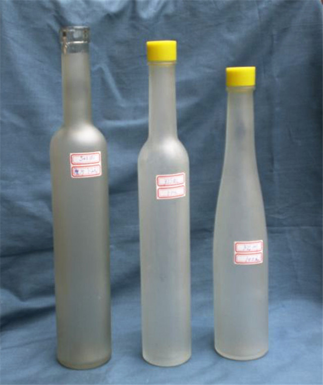 wine bottles  to be filled by the automatic formy liquid fil