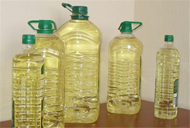 edible oil bottles to be filled by the automatic formy liqui