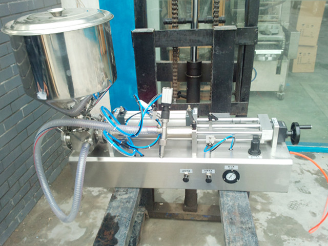front view of the semi-auto pneumatic liquid sauce  filler.j